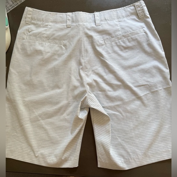 Callaway Golf Shorts Mens Size 36 White Gray Striped Flat Front Stretch Comfort - Picture 3 of 3